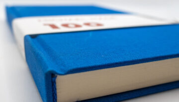 Ansicht von Michael Mäde »100«, ein leinengebundenes Buch, von der Kante links unten fotografiert