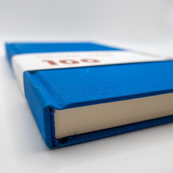 Ansicht von Michael Mäde »100«, ein leinengebundenes Buch, von der Kante links unten fotografiert