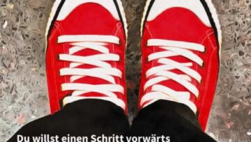 »Jetzt geeeeht´s los« - Flyer für Coaching; auf der Vorderseite zu sehen: auf einer Treppe stehende Beine mit Roten Turnschuhen, aus der Selbst-Perspektive fotografiert