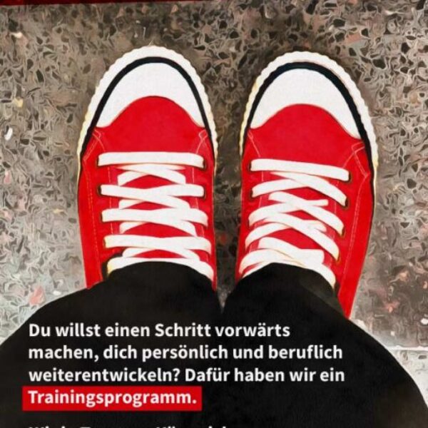 »Jetzt geeeeht´s los« - Flyer für Coaching; auf der Vorderseite zu sehen: auf einer Treppe stehende Beine mit Roten Turnschuhen, aus der Selbst-Perspektive fotografiert